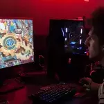 Beim Videospielen entdeckt er abscheuliches Geheimnis seiner Freundin!