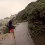 Seine Freundin steht beim Gewitter am Meer - die Natur schlägt zu
