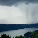Österreich: Beeindruckender „Tsunami“ fällt aus den Wolken