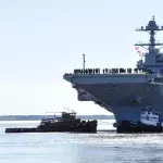 Der Flugzeugträger USS Gerald R. Ford im April 2017 in der Werft Newport News