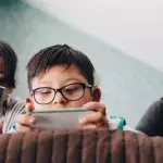 Diese Frage beschäftigt viele Eltern: Wann sind Kinder bereit für das erste Smartphone?
