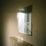 Ein Paar kann es nicht fassen, was sich hinter der Badezimmerwand befindet.