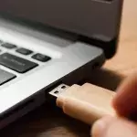 Ein USB-Stick am Computer