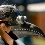 Eine Protest-Teilnehmerin mit Schnabelmaske