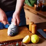 Er fängt einen Fisch mit blauem Fleisch