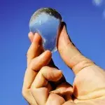 Essbare Wasserblase macht Plastikflaschen überflüssig
