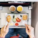 Forscher finden heraus, warum das Essen im Flugzeug oft nicht schmeckt