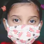 Kind mit Maske