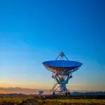 Radioteleskope in der Abenddämmerung in Socorro, USA