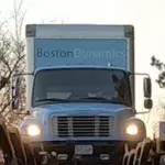 Roboterhunde ziehen LKW