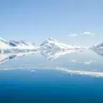Schneebedeckte Berge in der Antarktis mit See