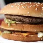 Sie bewahren einen Burger 20 Jahre lang auf - dann packen sie ihn aus