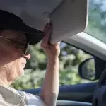 Sonnenblende im Auto: Neue Erfindung soll jetzt besseren Schutz bieten