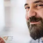 Studie bestätigt: Diese Art zu kauen führt bei vielen zu Übergewicht