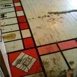 Unter dem Teppich: Ein riesiges und altes Monopoly-Spiel