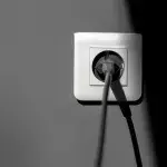 Wer Geld sparen will, sollte Ladekabel immer aus der Steckdose nehmen