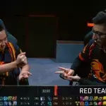 League of Legends: Zwei Gamer spielen Schere-Stein-Papier während der LCS NA