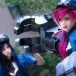 League of Legends: Die schönsten Cosplays der Polizistinnen Vi und Caitlyn