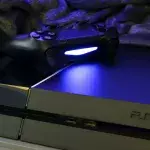 Mann schockiert über Dreckansammlung in seiner PS4