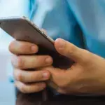Wer das Handy nicht aus der Hand legen kann, leidet vielleicht unter Nomophobie