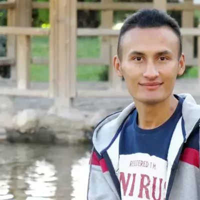 Artemis Akbary ist ein afghanischer Aktivist, der sich für LGBTQIA+ stark macht