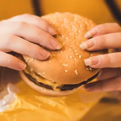 Britin bereitet sich mit McDonald's Essen auf Wettkampf vor