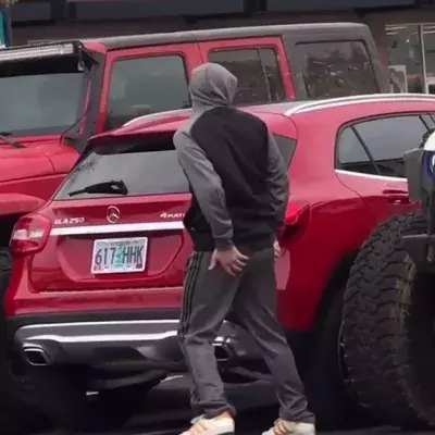 Der Mercedes-SUV besetzt einfach mal zwei Parkplätze. Zwei andere Autofahrer rächen sich!