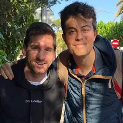 Er macht ein Foto mit Messi, aber ein Detail zieht die Aufmerksamkeit der Internetuser auf sich