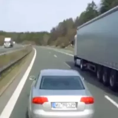 Autobahn: Der Audi bremst den LKW absichtlich aus