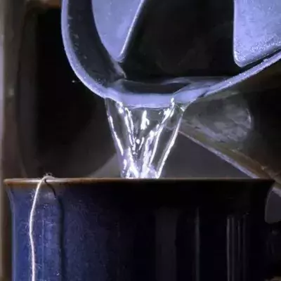 Darf man gekochtes Wasser wieder aufkochen? Ihr tippt bestimmt falsch!
