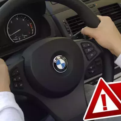 Du musst jetzt 1500 Euro zahlen, wenn du das am Steuer machst!