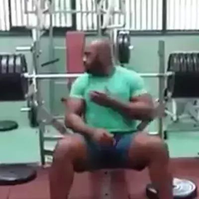 Teddy Riner ist ein wahres Monstrum im Bankdrücken! Du ahnst nicht wie viel er schafft!