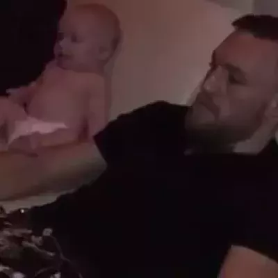 Conor McGregor sieht sich mit seinem Sohn einen MMA-Kampf an