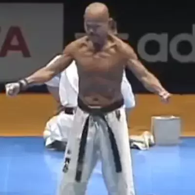 Krasse Vorführung: Dieser Karate-Opa ist 75 Jahre alt und hat es immer noch voll drauf!