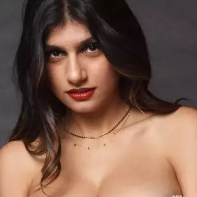 Mia Khalifa räkelt sich kopfüber in durchsichtiger Unterwäsche!