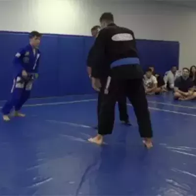 Ein kleiner Jiu-Jitsu-Experte kämpft gegen einen riesigen Ringer. Nach 50 Sekunden ist der ungleiche Kampf vorbei!