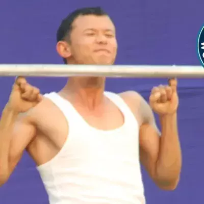 Maibam Itomba Meitei hält den Rekord in Klimmzügen mit den kleinen Fingern! Sein Training ist mega!