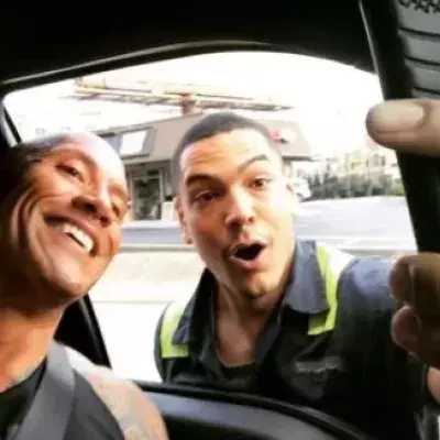 Genau das ist der Grund, warum wir The Rock lieben! Dieser Fan kann es nicht fassen!