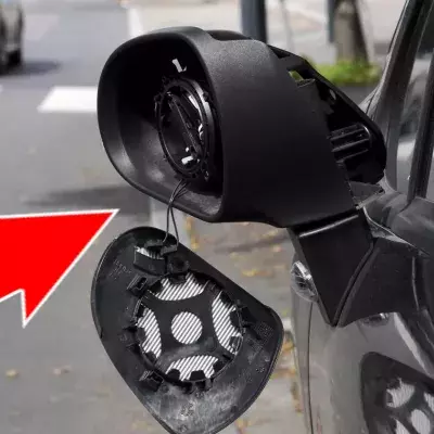 Er beschuldigt den anderen Autofahrer, seinen Seitenspiegel beschädigt zu haben. Doch dahinter verbirgt sich eine fiese Masche!