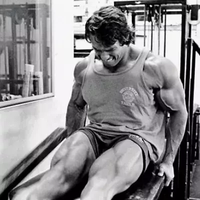 So hat es Arnold Schwarzenegger geschafft, seinen einzigen Schwachpunkt zu verbessern: seine Beine!