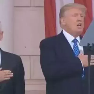 Donald Trump zappelt bei einer feierlichen Zeremonie herum
