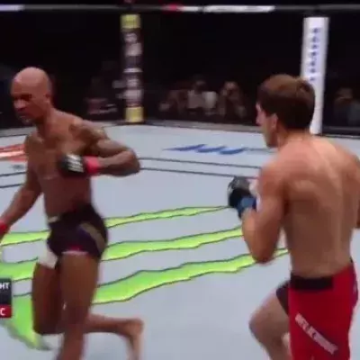 UFC Fight Night 109: Nico Musoke „tanzt“ im Oktagon nach einem Schlag von Bojan Velickovic