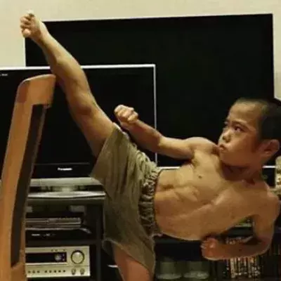 Mit gerade mal 6 Jahren spielt er Bruce Lee und macht einem ganz schön Angst!