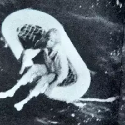 1961 treibt dieses Mädchen einsam auf dem offenem Meer. Jetzt verrät sie, wie es dazu kam