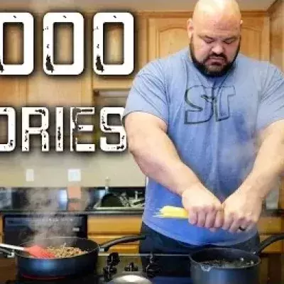 Hier seht ihr, wie Brian Shaw, der stärkste Mann der Welt, es schafft, 12 000 Kalorien am Tag zu essen