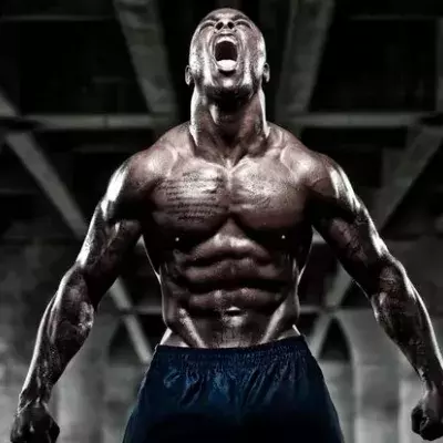 DER Tipp, wie du im Fitnessstudio mehr Gewichte heben kannst und deine Performance steigerst: Fluchen!