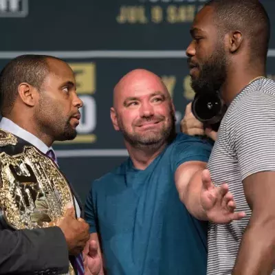 Jon Jones und Daniel Cormier werden hinter den Kulissen einer Pressekonferenz handgreiflich