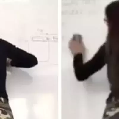 Die Lehrerin wischt die Tafel ab: Die Schüler können den Blick nicht von ihr abwenden!