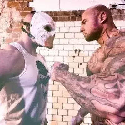 Wenn ein Monstrum und ein Bodybuilder ihre Kräfte messen