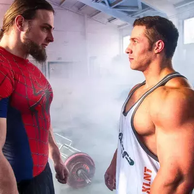 Die epische Auseinandersetzung zwischen einem Strongman und einem Bodybuilder! Am Ende gewinnt...
